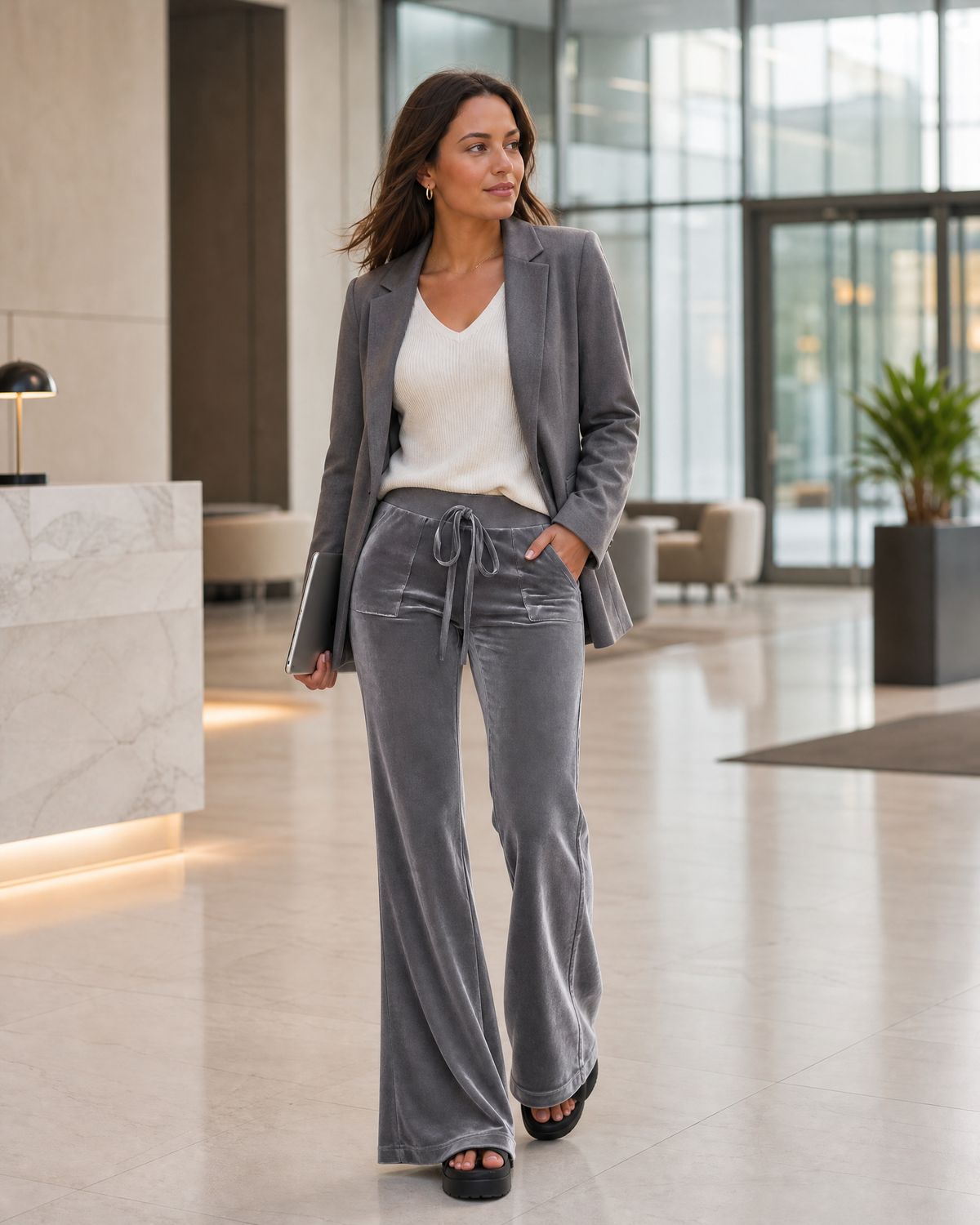 Pantalon femme en velours à micro-évasement – Élégant pour le bureau et le quotidien